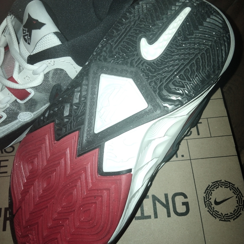 Nike Kyrie Irving shoes - Picture 4 of 6